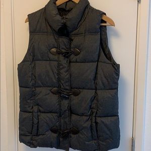 Gap puffer vest with faux leather closures